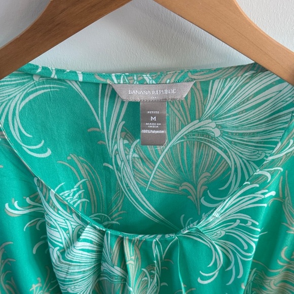 🌺 Teal Tank Top with White Floral Design
Size Medium Petite - Picture 2 of 4